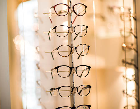 Lunettes exposées dans un magasin avec des verres de présentation triés par les magasins Optic 2000 et Lissac